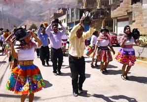 La fiesta de 'Taita Shanti' (Santiago) costumbre ancestral de comunión entre el hombre y el ganado La fiesta de 'Taita Shanti' (Santiago) costumbre ancestral de comunión entre el hombre y el ganado