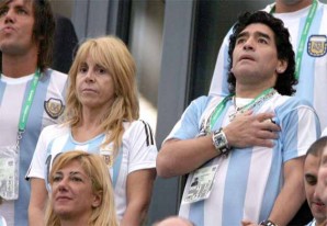 El ex astro del fútbol Diego Maradona acusa a su ex mujer de ladrona El ex astro del fútbol Diego Maradona acusa a su ex mujer de ladrona