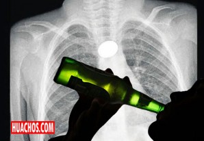 Un parroquiano un poco «zampadito» toma cerveza con chapa y todo Un parroquiano un poco «zampadito» toma cerveza con chapa y todo