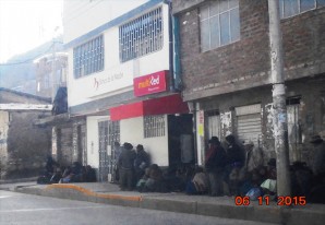 Los clientes huancavelicanos de Pensión 65 del Banco de la Nación Los clientes huancavelicanos de Pensión 65 del Banco de la Nación