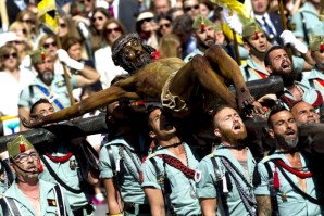 La Legión canta "El Novio de la Muerte" al Cristo de Málaga, España La Legión canta "El Novio de la Muerte" al Cristo de Málaga, España