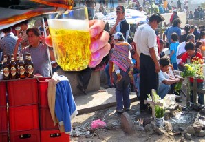 'Al difunto llorando y con el vaso tomando' es el lema en el Día de Todos los Santos 'Al difunto llorando y con el vaso tomando' es el lema en el Día de Todos los Santos