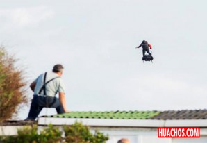 El francés Franky Zapata cruza con éxito el canal de la Mancha en su 'flyboard' El francés Franky Zapata cruza con éxito el canal de la Mancha en su 'flyboard'