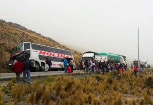 Bus de la empresa Molina causa accidente en vía Los Libertadores-Huaytará Bus de la empresa Molina causa accidente en vía Los Libertadores-Huaytará