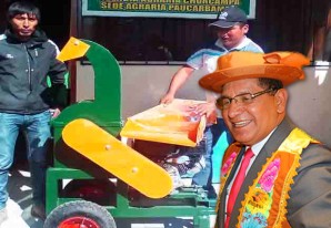 El gobernador regional de Huancavelica hace lo que mejor sabe hacer: Regalar - VIDEO El gobernador regional de Huancavelica hace lo que mejor sabe hacer: Regalar - VIDEO