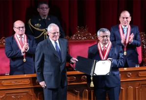 'El gringo' ya es presidente después de haber ganado por un pelo a 'la hija del chino' 'El gringo' ya es presidente después de haber ganado por un pelo a 'la hija del chino'