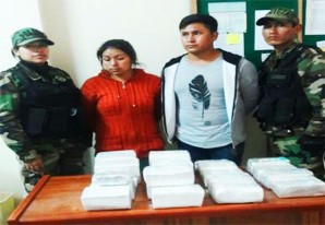 Fuerzas del orden detienen a jóvenes que transportaban paquetes de cocaína Fuerzas del orden detienen a jóvenes que transportaban paquetes de cocaína