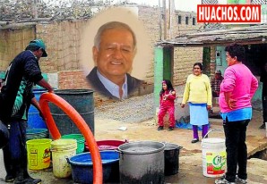 Familias chinchanas reciben su ración de agua potable como a comienzos del siglo XX Familias chinchanas reciben su ración de agua potable como a comienzos del siglo XX
