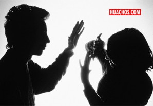 Sigue el festival de lapos, puntapies, puñetes, ajos y cebollas contra la dulce mitad Sigue el festival de lapos, puntapies, puñetes, ajos y cebollas contra la dulce mitad