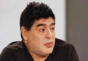 Asu...Maradona aparece en público con aretes y labios pintados Asu...Maradona aparece en público con aretes y labios pintados