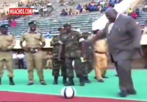 El minuto de gloria de Moses Ali, de Uganda, se convierte en risas y burlas | VIDEO El minuto de gloria de Moses Ali, de Uganda, se convierte en risas y burlas | VIDEO