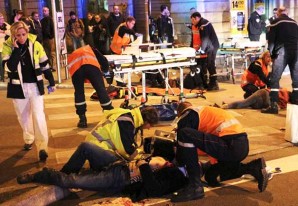 Una serie de atentados simultáneos en París deja al menos 120 muertos Una serie de atentados simultáneos en París deja al menos 120 muertos