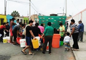 Chincha sin agua potable despues de meses y meses... como en tiempos de guerra - VIDEOS Chincha sin agua potable despues de meses y meses... como en tiempos de guerra - VIDEOS