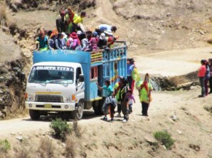 Los camiones mixtos siguen circulando en el norte de Castrovirreyna Los camiones mixtos siguen circulando en el norte de Castrovirreyna