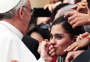 Un Papa de gestos claros y mensajes directos para el mundo entero Un Papa de gestos claros y mensajes directos para el mundo entero