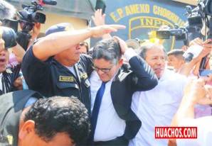 Simpatizantes de Keiko Fujimori lanzan botellas y huevos al fiscal Pérez | VIDEO Simpatizantes de Keiko Fujimori lanzan botellas y huevos al fiscal Pérez | VIDEO