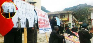 Protestan contra la corrupción paseando con ratas reales en las pancartas - VIDEO Protestan contra la corrupción paseando con ratas reales en las pancartas - VIDEO