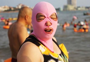 El face-kini, un curioso filtro solar hace furor en las playas veraniegas de la China El face-kini, un curioso filtro solar hace furor en las playas veraniegas de la China
