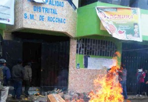 Motín con consignas de 'guerra' en un pueblo huancavelicano por regalos envenenados - VIDEOS Motín con consignas de 'guerra' en un pueblo huancavelicano por regalos envenenados - VIDEOS