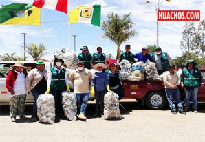Autoridades y agricultores colectan 4,200 envases vacíos de plaguicidas en Ocucaje Autoridades y agricultores colectan 4,200 envases vacíos de plaguicidas en Ocucaje