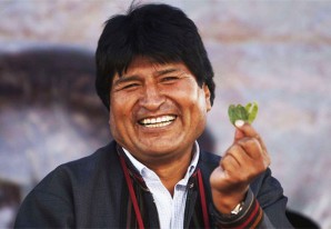 Chupar las medias al jefe, lustrar las botas al general, ahora es amarrar los zapatos al presidente… Chupar las medias al jefe, lustrar las botas al general, ahora es amarrar los zapatos al presidente…