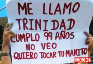 Perlas del Papa: En una calle de Trujillo se baja de su papamóvil para saludar a una anciana ciega Perlas del Papa: En una calle de Trujillo se baja de su papamóvil para saludar a una anciana ciega