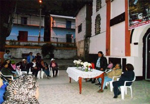 Ceremonia emotiva en el atrio de la Iglesia San Cristóbal de Huachos Ceremonia emotiva en el atrio de la Iglesia San Cristóbal de Huachos