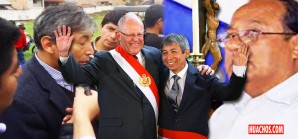 El gallito que está al lado de PPK, con el Cristo clavado de fondo, arrastra varias cacerolas El gallito que está al lado de PPK, con el Cristo clavado de fondo, arrastra varias cacerolas