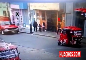 En unos instantes, esta joven será asaltada por dos facinerosos en plena luz del día En unos instantes, esta joven será asaltada por dos facinerosos en plena luz del día