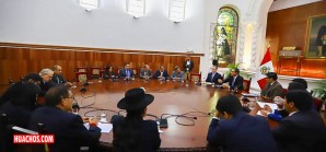 El primer mandatario con las damas y caballeros de la mesa redonda El primer mandatario con las damas y caballeros de la mesa redonda