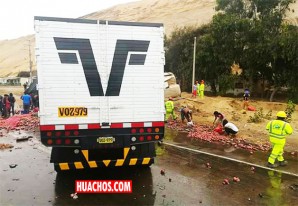 Saquean cargamento de cebolla tras choque entre camión y cisterna Saquean cargamento de cebolla tras choque entre camión y cisterna