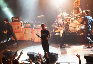 Los rockeros tocaban y el público enloquecido disfrutaba el espectáculo, de pronto un tiroteo... Los rockeros tocaban y el público enloquecido disfrutaba el espectáculo, de pronto un tiroteo...