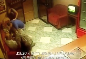 Asalto a mano armada en un hotel de la calle Tacna, Ica - VIDEO Asalto a mano armada en un hotel de la calle Tacna, Ica - VIDEO