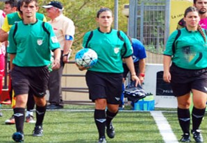 Una cosa es que el gallo cante en España, y otra en el Perú Una cosa es que el gallo cante en España, y otra en el Perú