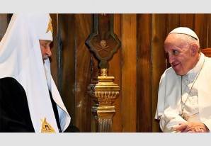 Un cara a cara entre sus Santidades bajo el signo de la calavera Un cara a cara entre sus Santidades bajo el signo de la calavera