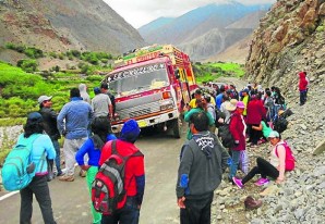 Pasajeros para Tantará ponen en riesgo sus vidas al viajar pese a huaicos Pasajeros para Tantará ponen en riesgo sus vidas al viajar pese a huaicos