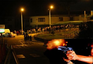Tiroteo a fuego cruzado entre policías y unos fascinerosos en las calles de Pueblo Nuevo Tiroteo a fuego cruzado entre policías y unos fascinerosos en las calles de Pueblo Nuevo