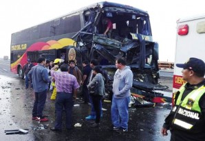 Choque entre bus «Cruz del Sur» y camión cisterna deja 7 heridos en Panamericana Sur Choque entre bus «Cruz del Sur» y camión cisterna deja 7 heridos en Panamericana Sur