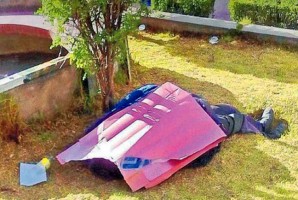 Prender la vela por los dos lados, un parroquiano bebe licor hasta morir Prender la vela por los dos lados, un parroquiano bebe licor hasta morir
