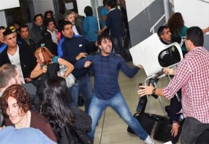 En Istanbul como en Buenos Aires las discuciones terminan en una tremenda bronca En Istanbul como en Buenos Aires las discuciones terminan en una tremenda bronca