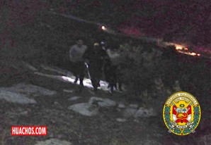 Fuerzas del orden rescatan a chofer que cayó por una pendiente al río Mantaro Fuerzas del orden rescatan a chofer que cayó por una pendiente al río Mantaro