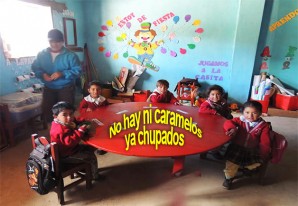 Están de fiesta pero la mesa está limpia, ni siquiera hay caramelos ya chupados Están de fiesta pero la mesa está limpia, ni siquiera hay caramelos ya chupados