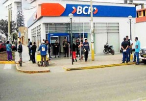 Como en las 'peliculas', una banda de fascinerosos robaron un banco en plena luz del día - VIDEO Como en las 'peliculas', una banda de fascinerosos robaron un banco en plena luz del día - VIDEO