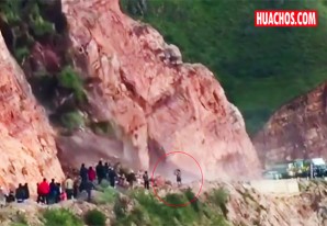 Esta mujer que toma fotos del derrumbe morirá dentro de pocos segundos |VIDEO Esta mujer que toma fotos del derrumbe morirá dentro de pocos segundos |VIDEO