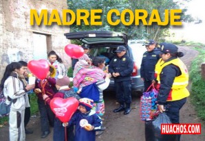 PNP Región Huancavelica agasaja a una madre ejemplar del anexo de Huayrapata, Lircay PNP Región Huancavelica agasaja a una madre ejemplar del anexo de Huayrapata, Lircay