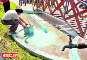 Chinchanos se "mueren de sed", desesperados se toman el agua de las piletas de parques Chinchanos se "mueren de sed", desesperados se toman el agua de las piletas de parques