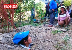 Caso insólito: Una familia se entierra para no ser desalojada de su «lotecito» Caso insólito: Una familia se entierra para no ser desalojada de su «lotecito»