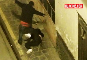 Un energúmeno la muele a golpes a su media naranja al salir de un local de diversiones | VIDEO Un energúmeno la muele a golpes a su media naranja al salir de un local de diversiones | VIDEO