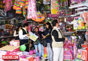 Juguetes navideños ya empiezan a inundar las calles de la capital huancavelicana Juguetes navideños ya empiezan a inundar las calles de la capital huancavelicana