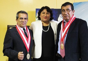 Ahora María se dedica a condecorar a ilustres artistas iqueños Ahora María se dedica a condecorar a ilustres artistas iqueños